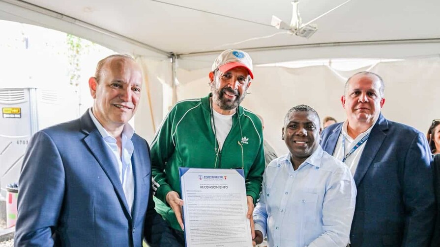 Juan Luis Guerra es declarado Visitante Distinguido de Santiago previo a sus conciertos Juan Luis Guerra es declarado Visitante Distinguido de Santiago previo a sus conciertos