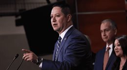 L&iacute;deres republicanos piden al congresista Tony Gonz&aacute;les abandonar carrera a la reelecci&oacute;n