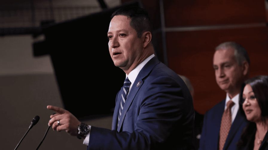 Viudo de la consejera del congresista texano Tony Gonzáles lo acusa de abuso de poder