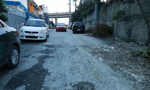 Moradores de sector cercano a estaci&oacute;n de L2C del metro protestan por arreglo de calle