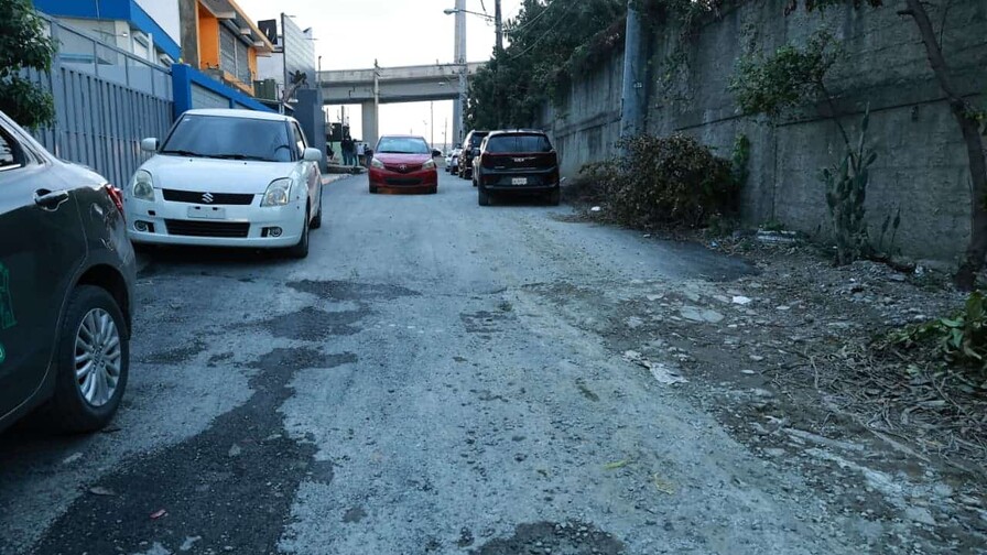 Moradores de sector cercano a estaci&oacute;n de L2C del metro protestan por arreglo de calle