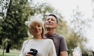 &iquest;Entonces las mujeres mayores no tienen derecho a exigir lo que quieren de un hombre?