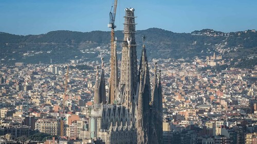 Bas lica De La Sagrada Familia Coloca La Cruz De La Torre De Jes s bas-lica-de-la-sagrada-familia-coloca-la-cruz-de-la-torre-de-jes-s
