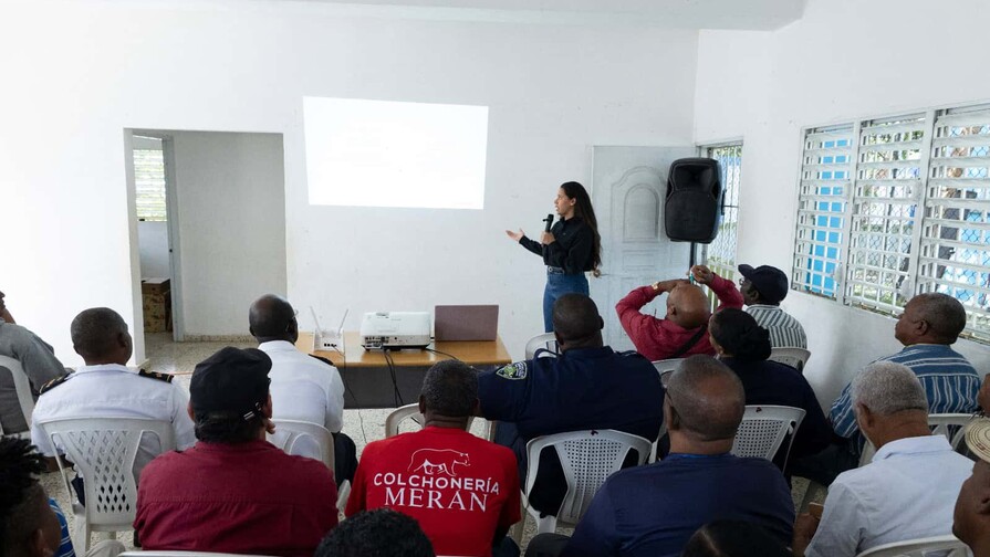 URBE socializa con comunitarios de Las Lilas estudio ambiental para recuperar m&aacute;rgenes del Ozama