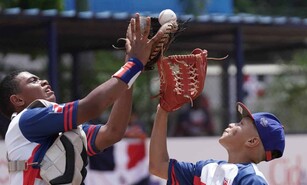 El b&eacute;isbol infantil se debilita ante la presi&oacute;n de las firmas