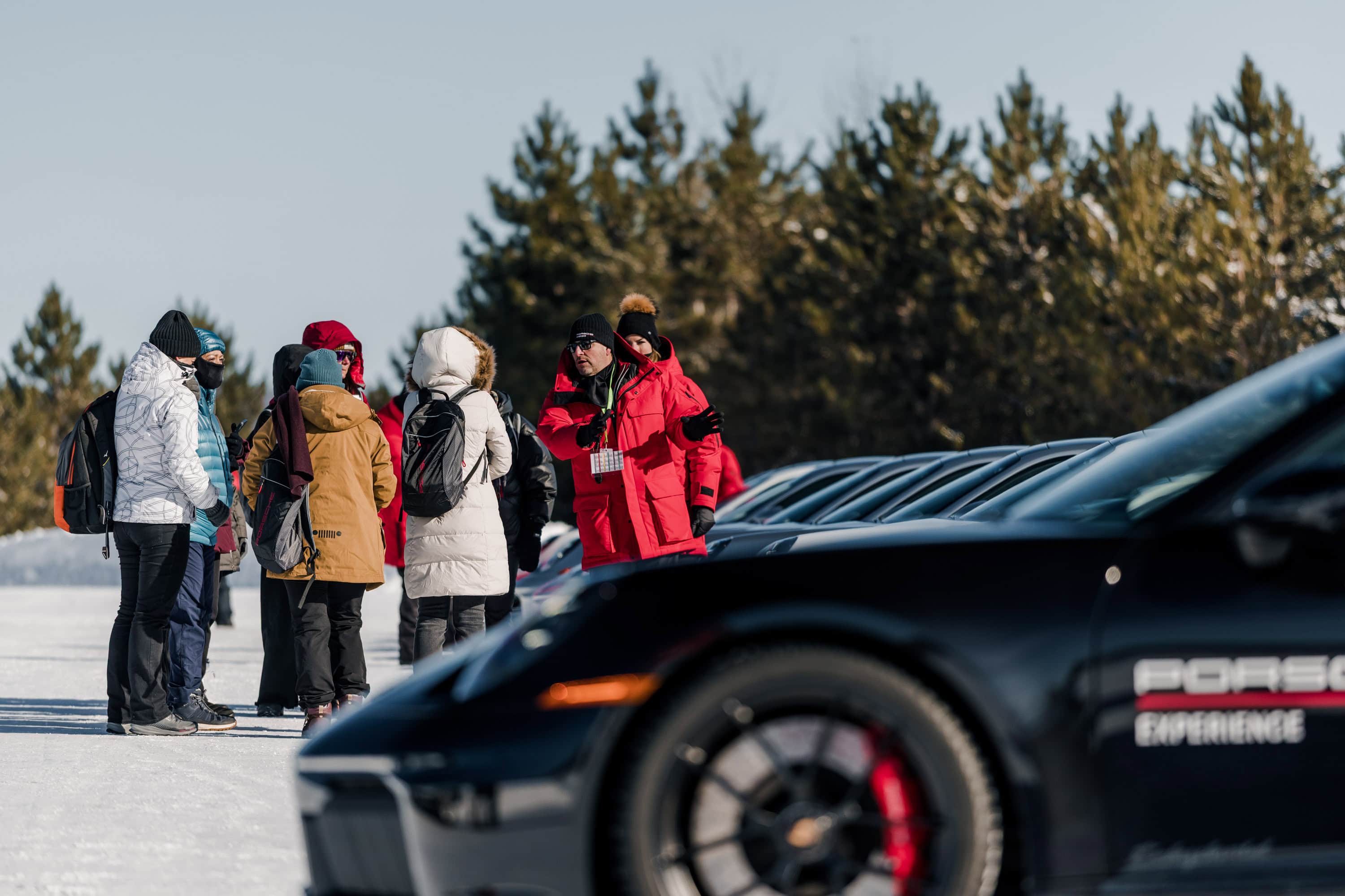 Los instructores de Porsche dan las primera indicaciones antes de iniciar los circuitos de manejo.