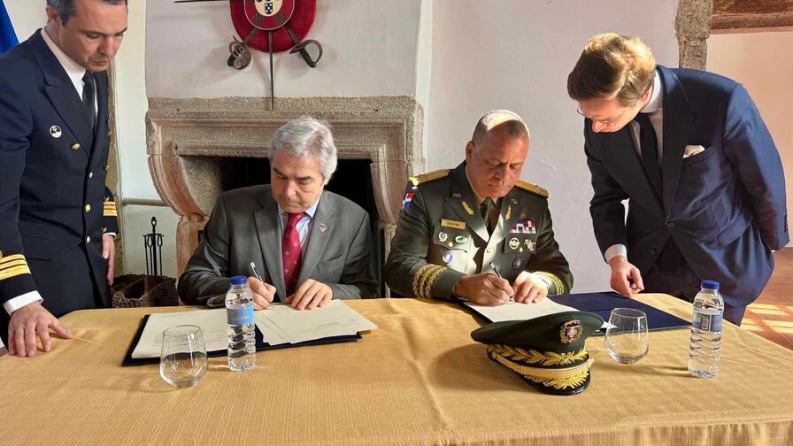 Gobierno formaliza compra de cuatro buques patrulleros para reforzar la seguridad mar&iacute;tima