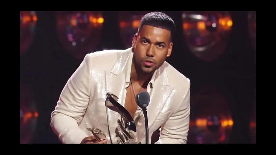 Romeo Santos recibe Premio Lo Nuestro y pronuncia un discurso en apoyo a los latinos