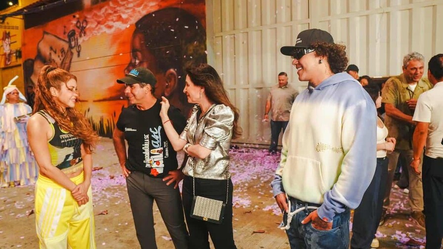 Shakira le hace un tatuaje a Beéle y crean expectativas de su nueva colaboración Shakira le hace un tatuaje a Beéle y crean expectativas de su nueva colaboración