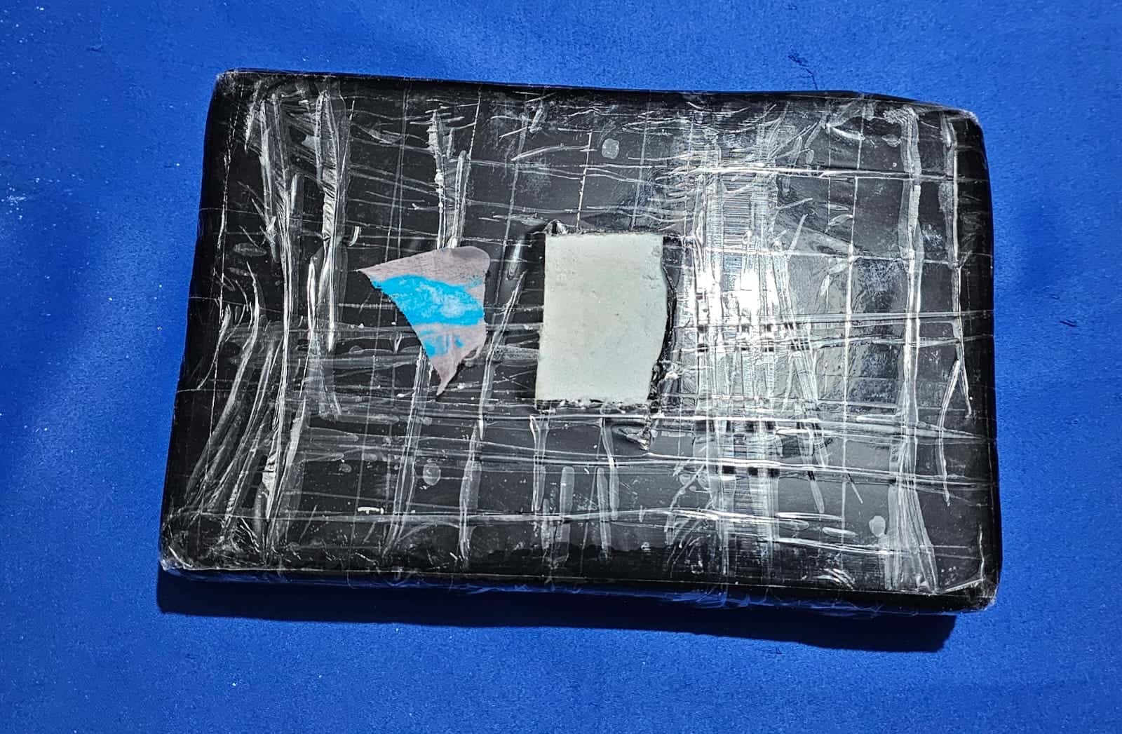 Paquete que presuntamente contiene cocaina