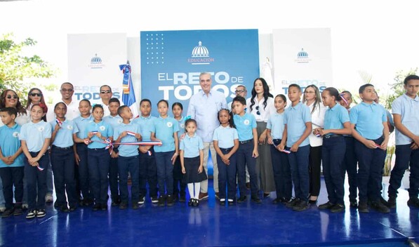 Abinader entrega techados deportivos en Villa Los Alm&aacute;cigos y Monci&oacute;n