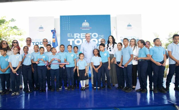 Abinader entrega techados deportivos en Villa Los Alm&aacute;cigos y Monci&oacute;n