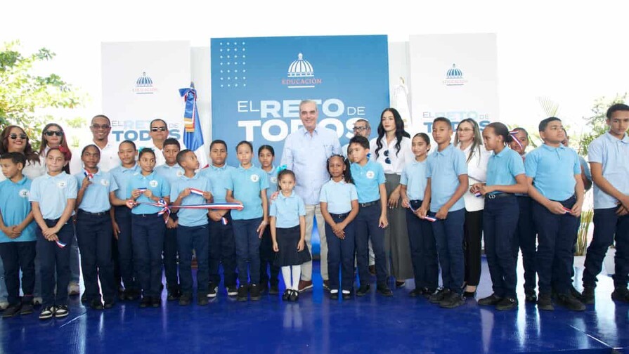 Abinader entrega techados deportivos en Villa Los Alm&aacute;cigos y Monci&oacute;n