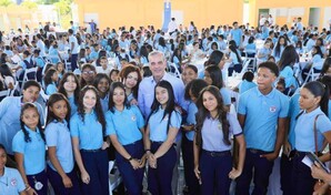 Abinader invita a los j&oacute;venes a aprovechar oportunidades digitales y becas del Mescyt