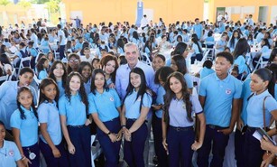 Abinader invita a los j&oacute;venes a aprovechar oportunidades digitales y becas del Mescyt