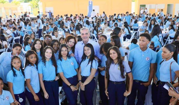 Abinader invita a los j&oacute;venes a aprovechar oportunidades digitales y becas del Mescyt