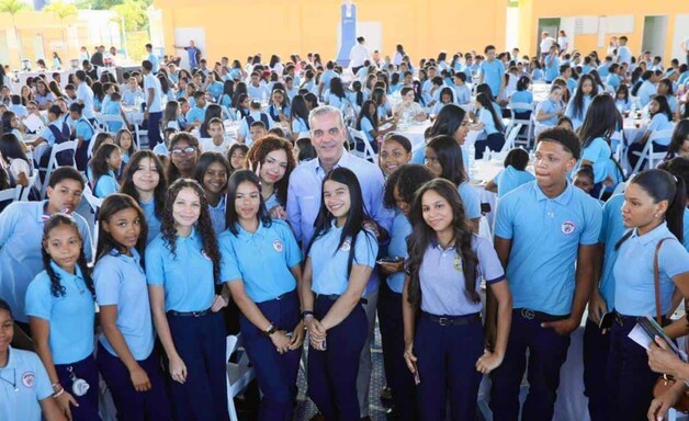 Abinader invita a los j&oacute;venes a aprovechar oportunidades digitales y becas del Mescyt