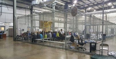 Ciudades de EE. UU. repudian millonario plan de adaptar almacenes en centros migratorios