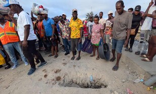 "Estoy viva de milagro": comerciante haitiana queda atrapada en grieta de puente en Dajab&oacute;n