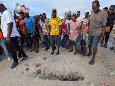 Haitiana cae en abertura del puente fronterizo de Dajabón