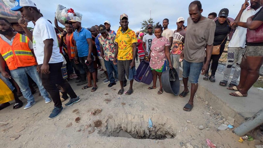 "Estoy viva de milagro": comerciante haitiana queda atrapada en grieta de puente en Dajab&oacute;n