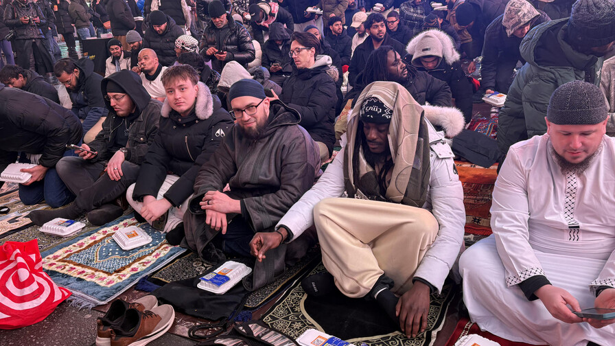 Musulmanes en Nueva York retan frío y lluvia para orar en el céntrico Times Square