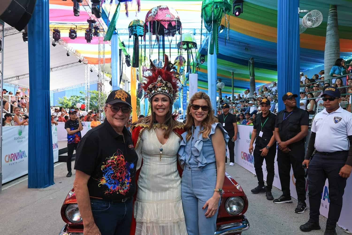 Mariasela Álvarez junto a Frank y Paola Rainieri, durante el Carnaval de Punta Cana. 