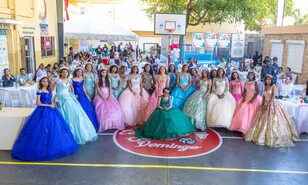 Celebran quincea&ntilde;os colectivo para 21 j&oacute;venes de Las Ca&ntilde;itas