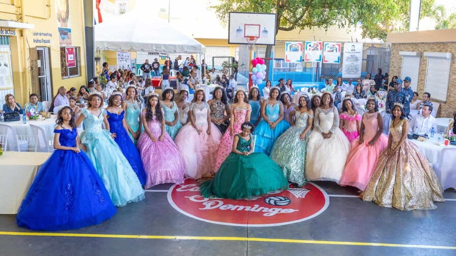Celebran quincea&ntilde;os colectivo para 21 j&oacute;venes de Las Ca&ntilde;itas
