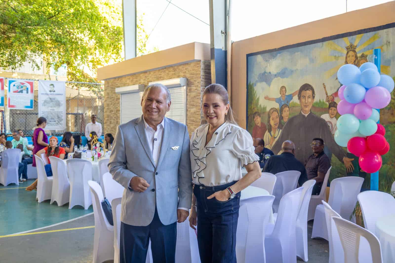 Alfredo Hern&aacute;ndez, CEO de Tripulantes VIP junto a Jatnna Tavareztripulantes vip