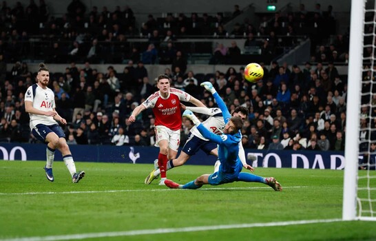 Arsenal se afirma en la cima de la premier tras ganar derbi ante Tottenham