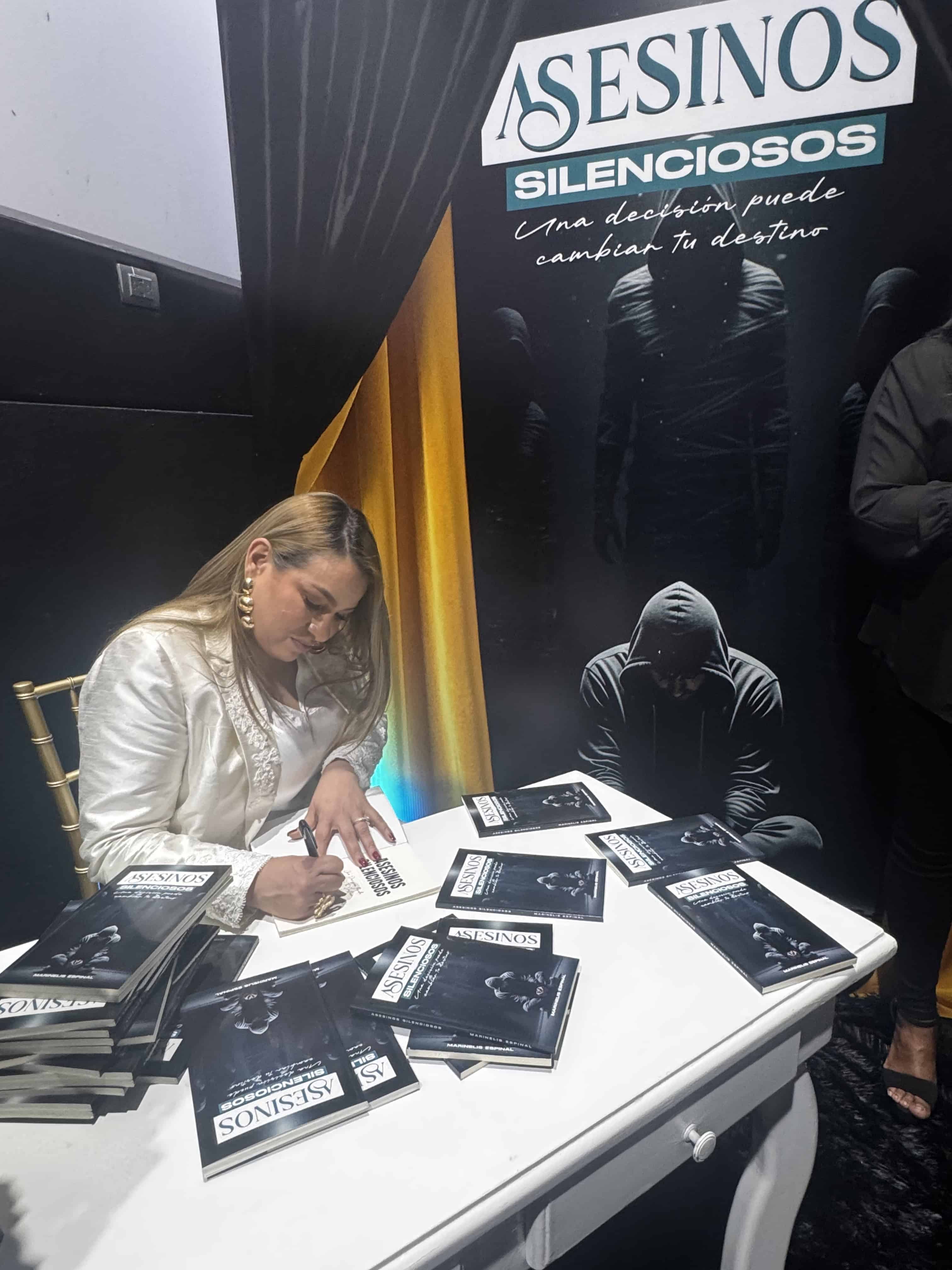 La pastora Marinelis Espinal firma ejemplares de su libro Asesinos silenciosos durante el acto de puesta en circulaci&oacute;n en Santo Domingo.<br>