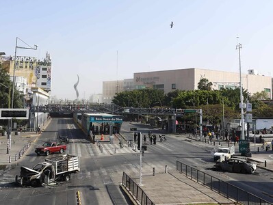 Integrantes de carteles bloquean con incendios vías de México