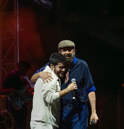 Manny Cruz agradece a Juan Luis Guerra tras compartir escenario en el Estadio Cibao