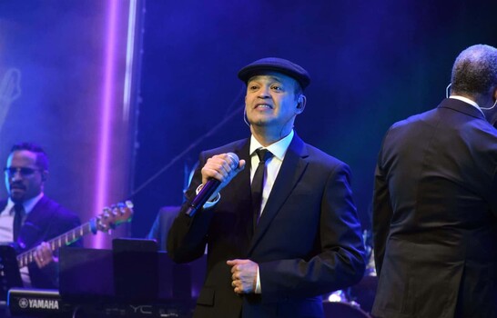 El equipo de cantante Alex Bueno solicita oraciones por su salud y recuperaci&oacute;n