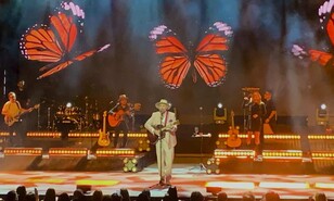 Santiago Cruz conquista el Teatro Nacional con su gira "Quince de Caminos"