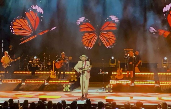 Santiago Cruz conquista el Teatro Nacional con su gira "Quince de Caminos"