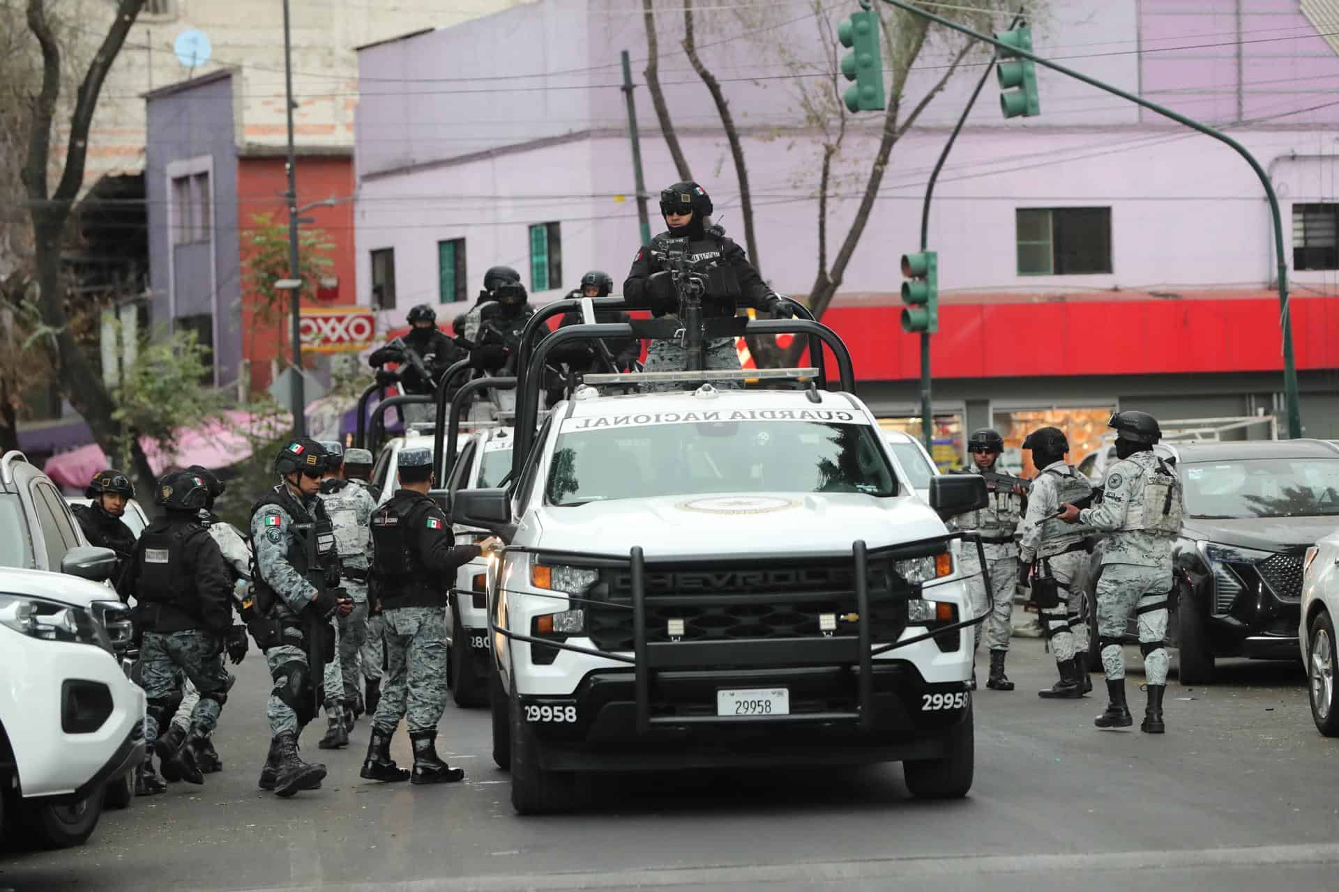  Integrantes de la Guardia Nacional resguardan la zona donde trasladaron el cuerpo de Nemesio Rub&eacute;n Oseguera Cervantes, alias 'El Mencho', l&iacute;der del C&aacute;rtel Jalisco Nueva Generaci&oacute;n (CJNG) abatido este domingo, en Ciudad de M&eacute;xico (M&eacute;xico). 