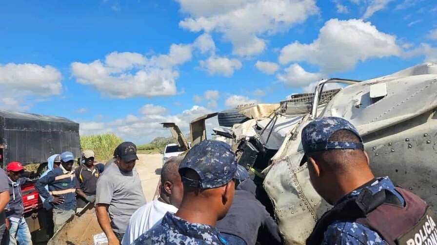 Accidente de cami&oacute;n en Quisqueya: conductor herido tras vuelco de veh&iacute;culo