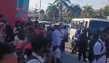 Usuarios del Metro varados por apag&oacute;n; algunos toman las guaguas voladoras en medio del caos