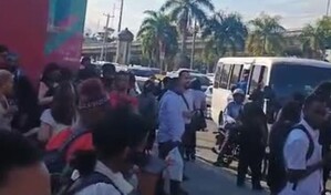 Usuarios del Metro varados por apag&oacute;n; algunos toman las guaguas voladoras en medio del caos