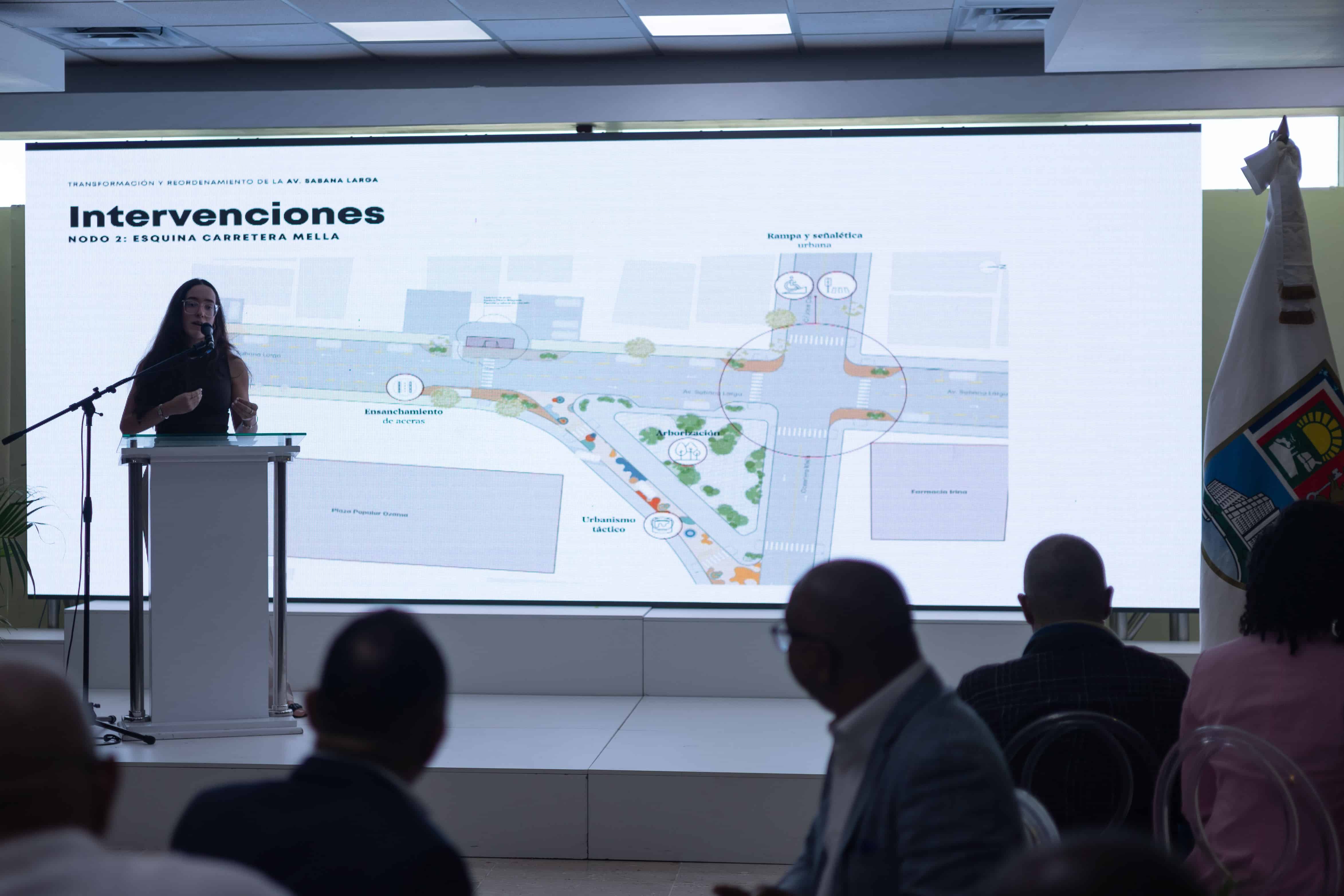 Leah Hoepelman mientras explicaba el proyecto en la Alcald&iacute;a de Santo Domingo Este.