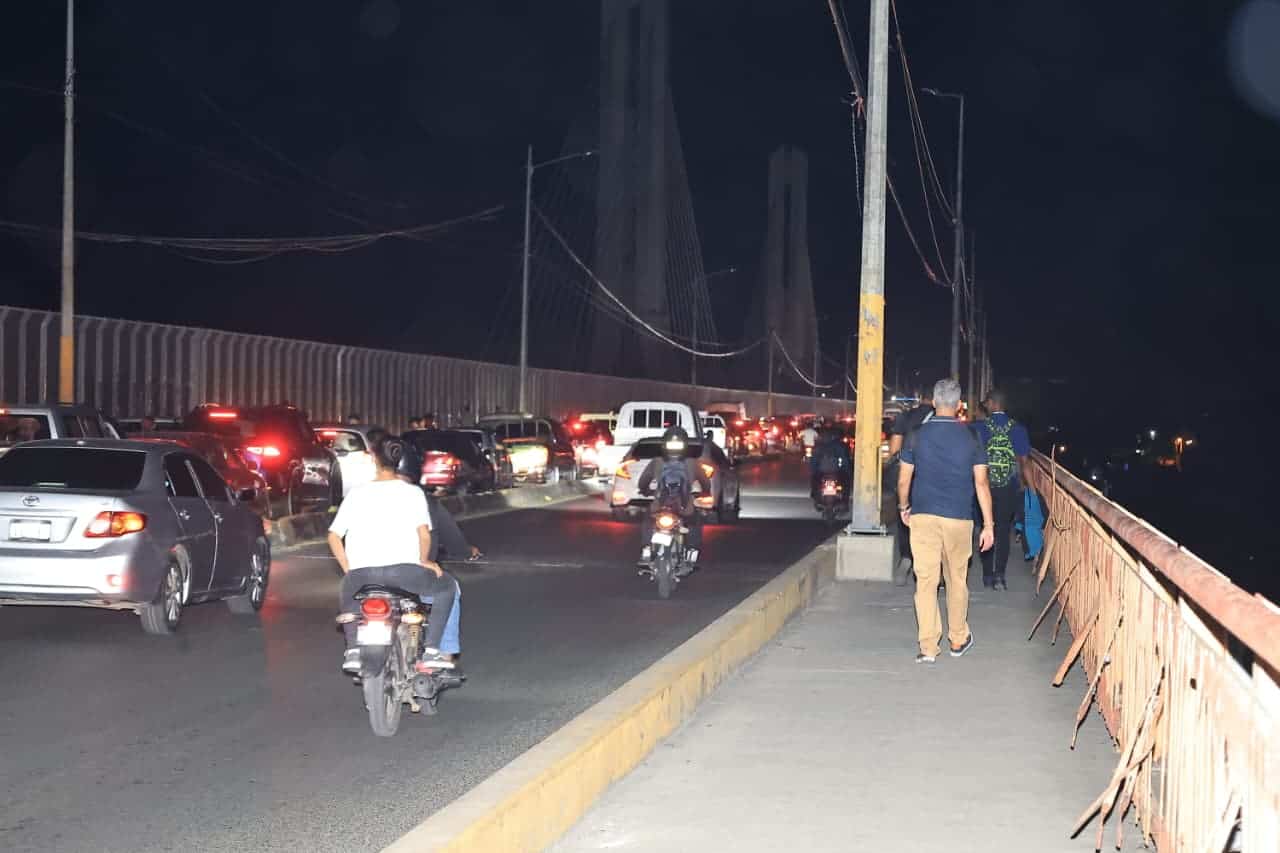 Ciudadanos cruzan a pie el puente Francisco del Rosario S&aacute;nchez, de 17, hacia Santo Domingo Este.