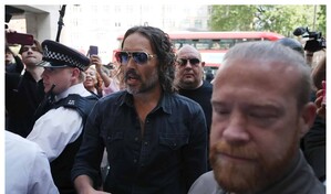 El actor Russell Brand se declara no culpable de dos nuevos delitos de car&aacute;cter sexual