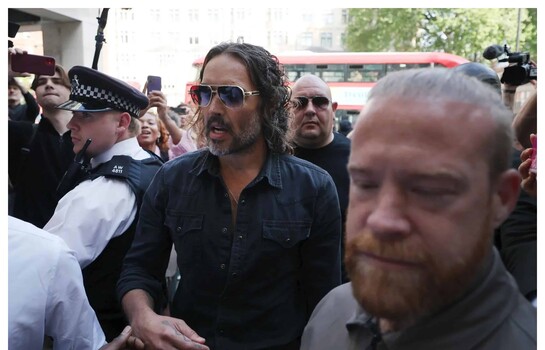 El actor Russell Brand se declara no culpable de dos nuevos delitos de car&aacute;cter sexual