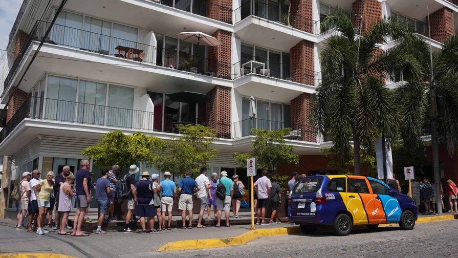 Una hora de disparos: el encierro de turistas a metros de la guarida de el Mencho Una hora de disparos: el encierro de turistas a metros de la guarida de el Mencho