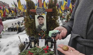 Familias ucranianas recuerdan a los soldados ca&iacute;dos tras cuatro a&ntilde;os de invasi&oacute;n rusa