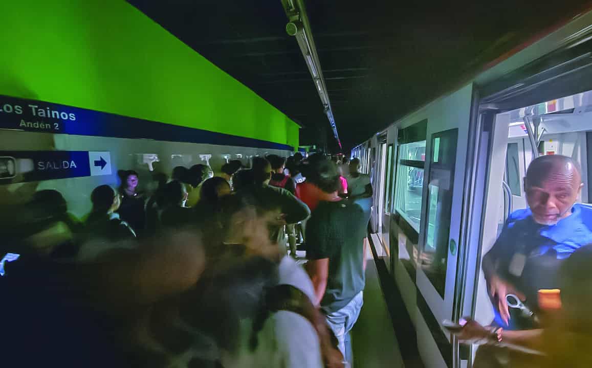 Un momento de la evacuaci&oacute;n en la estaci&oacute;n Los Ta&iacute;nos.