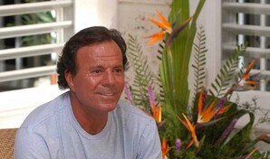 Julio Iglesias lleva a tribunales a la segunda vicepresidenta de España