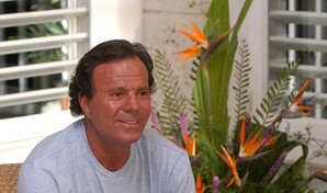 Julio Iglesias se querellar&aacute; contra elDiario.es al no retractarse del montaje contra &eacute;l
